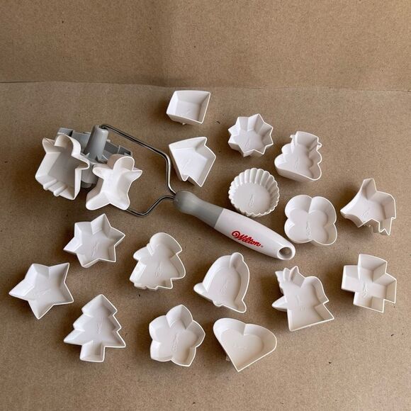 Vintage Wilton Roll-Along Cookie Cutter Multi Christmas Holiday Shapes - Picture 5 of 17